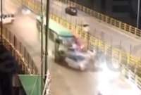 Un bus chocó con vehículos particulares en el puente de Gualo, en Quito. 