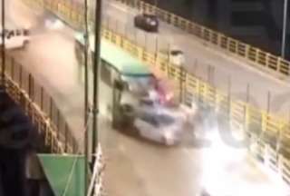 Un bus chocó con vehículos particulares en el puente de Gualo, en Quito. 