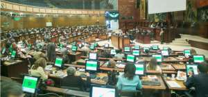 La renuncia de Mar&iacute;a Alejandra Vicu&ntilde;a lleg&oacute; la ma&ntilde;ana de este 5 de diciembre oficialmente a la Asamblea para su aceptaci&oacute;n. La Constituci&oacute;n y la LOFL establecen la forma y plazos para elegir al Segundo Mandatario en caso de ausencia definitiva.