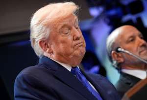 El presidente Donald Trump firm&oacute; la orden ejecutiva sobre aranceles desde la Oficina Oval de la Casa Blanca.