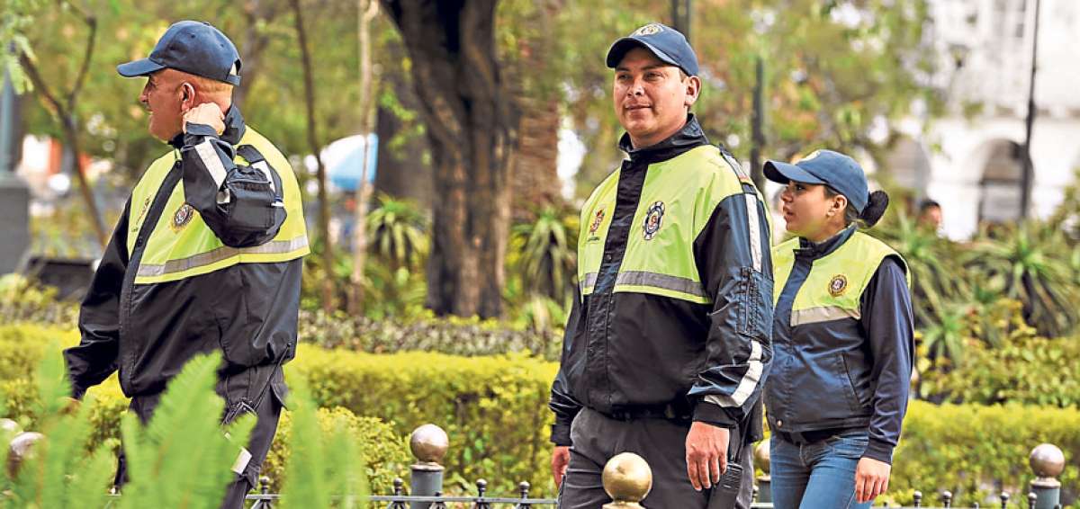 Hasta el momento 250 miembros de la Guardia Ciudadana controlan la ciudad y ayudan a los turistas.