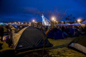 Varias personas que pernoctaron en el Parque Bicentenario sufrieron hipotermia. Foto: Marco Salgado / EL TEL&Eacute;GRAFO
