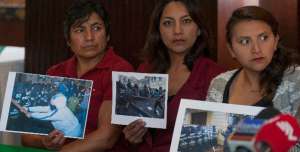 Los familiares de los polic&iacute;as pidieron que se respete los derechos humanos de los uniformados. Foto: Miguel Jim&eacute;nez/ EL TEL&Eacute;GRAFO