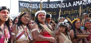 La protesta sigui&oacute; frente la sede del Ministerio del Ambiente e ir&aacute; tambi&eacute;n hasta la Contralor&iacute;a y Corte Constitucional.