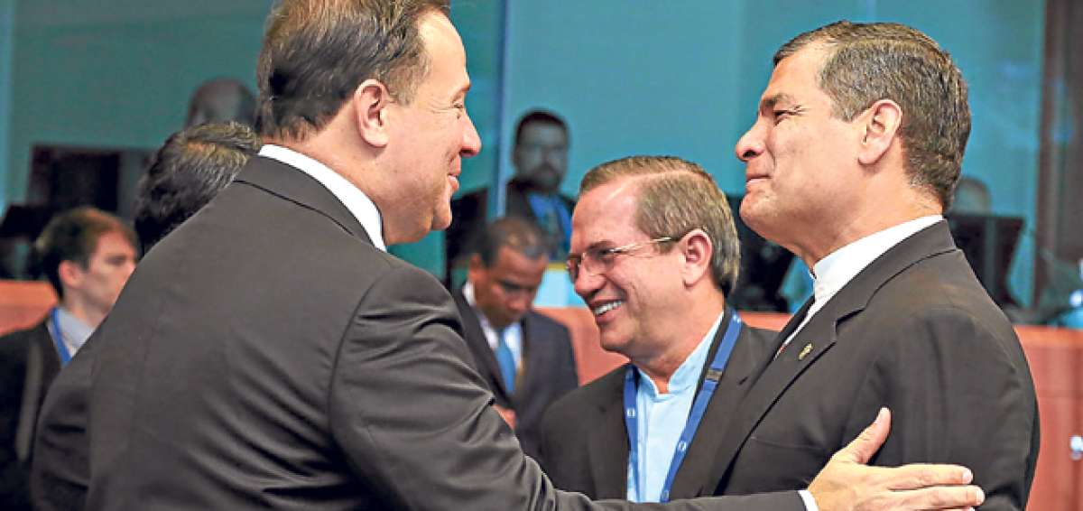 El presidente del Consejo Europeo, Donald Tusk, saluda al presidente ecuatoriano, Rafael Correa. Detr&aacute;s de ellos se encuentra el canciller Ricardo Pati&ntilde;o. Foto: AFP