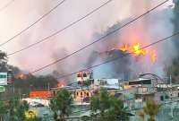 Incendio de maleza moviliza a bomberos y policías en Guayaquil