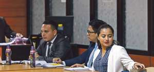 De las dos procesadas, solamente Yadira Cadena (der.) acudi&oacute; ayer a la audiencia de reformulaci&oacute;n de cargos. Sof&iacute;a Esp&iacute;n se encuentra en calidad de pr&oacute;fuga.