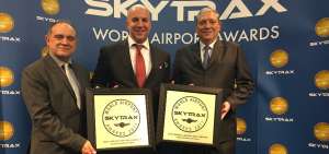 Andrew O&rsquo;Brian, presidente de la concesionaria del aeropuerto de Tababela (centro), recibi&oacute; los premios en la gala celebrada en &Aacute;msterdam (Holanda).