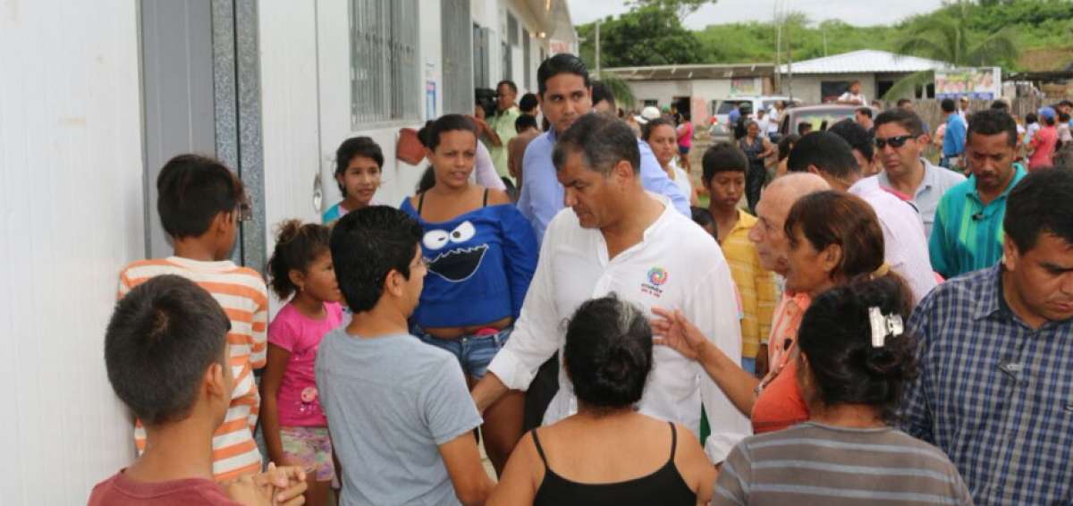 El primer Mandatario visit&oacute; a albergados que se encuentran en la Unidad Educativa Salinas.