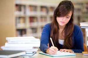 Aunque muchos adolescentes puedan refutarlo, estudiar sirve para reafirmar las conexiones neuronales. Cortes&iacute;a: PASSEDTENSE.COM
