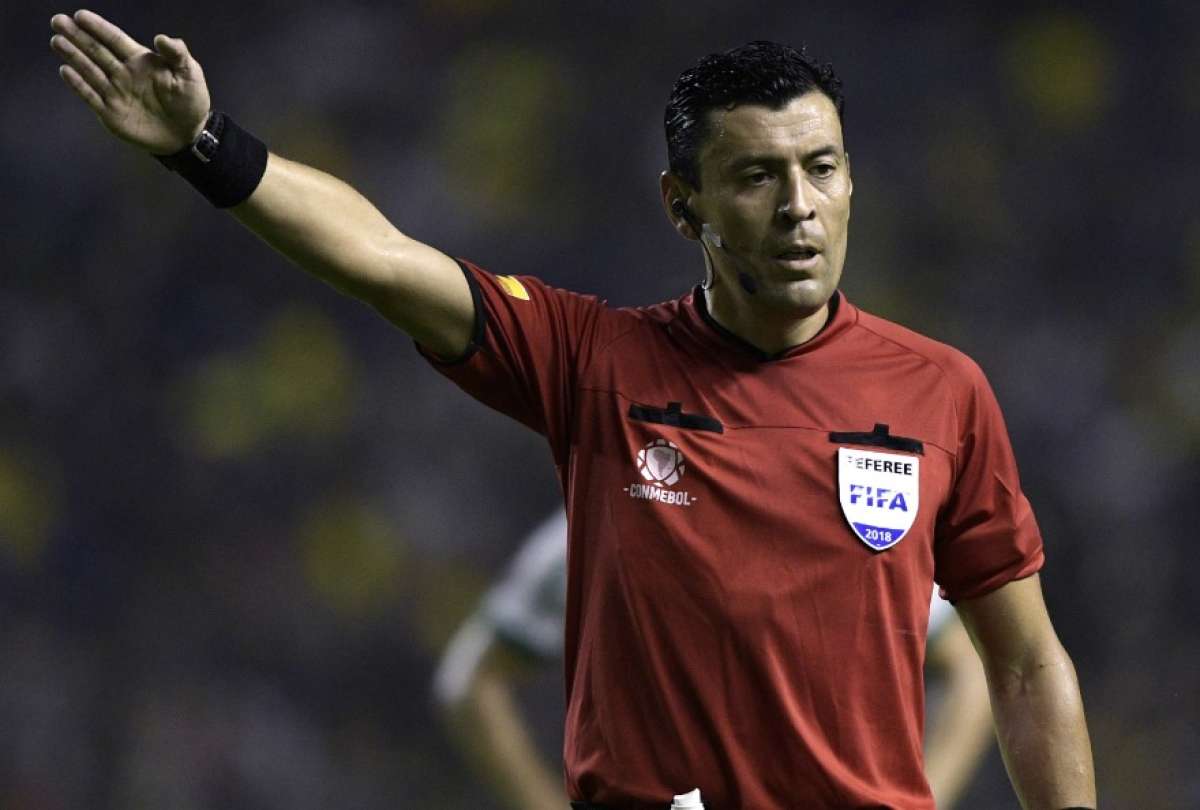 Roberto Tobar fue asignado como juez central para el partido entre Barcelona y Flamengo