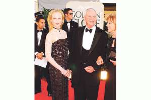 Nicole junto a su padre el Dr. Antony Kidman.