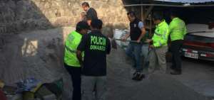 Miembros de la Polic&iacute;a Nacional est&aacute;n realizando las inspecciones de tres sectores tras recibir llamadas que informaron sobre la supuesta ubicaci&oacute;n del cuerpo. 