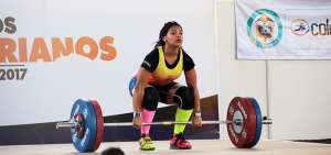 La halterista ecuatoriana obtuvo la medalla de plata en el Mundial Junior en Suva, Fiji.