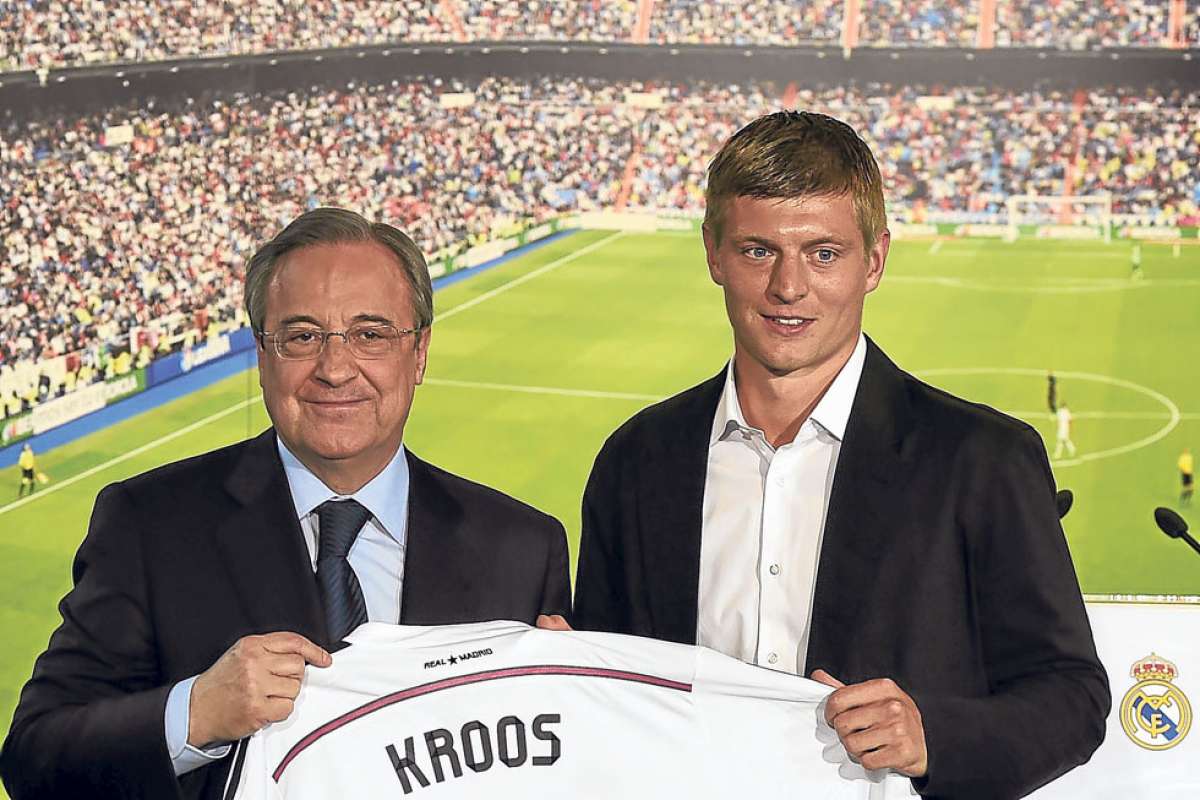 Toni Kroos (der.) posa junto a Florentino P&eacute;rez, presidente del Real Madrid, durante la presentaci&oacute;n oficial que se realiz&oacute; ayer en la capital espa&ntilde;ola. Foto: AFP.