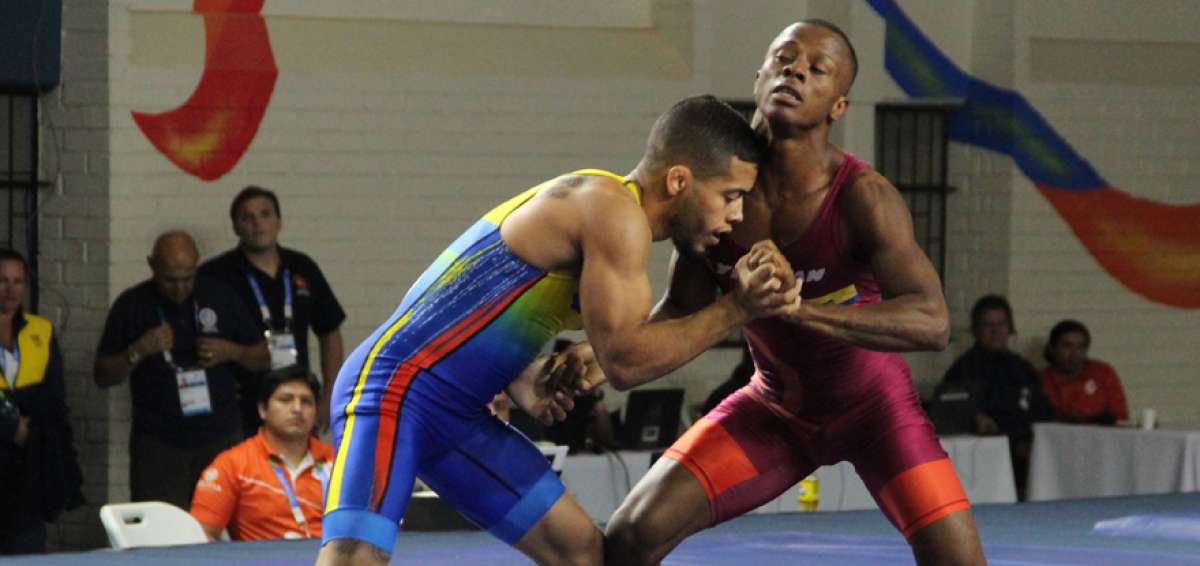 El luchador ecuatoriano Andr&eacute;s Monta&ntilde;o (d) se adjudic&oacute; el primer lugar en la categor&iacute;a de los 63 kg, en el Panamericano que se realiza en Argentina.