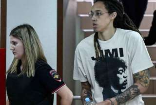 La basquetbolista estadounidense Brittney Griner (der.) se enfrenta a 10 años de prisión en Rusia.