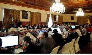 Desde esta ma&ntilde;ana el presidente Rafael Correa se manten&iacute;a reunido con sus ministros. Foto: Cortes&iacute;a / Presidencia 