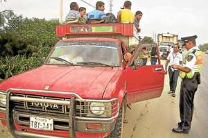 Funcionarios de la ANT y del SRI realizan su trabajo en diferentes sectores de Machala para el control vehicular.