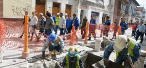 Los trabajadores contratados por la Municipalidad apuran las labores en la calle Gran Colombia y Tarqui.