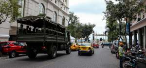 Militares recorren la ciudad para evitar disturbios