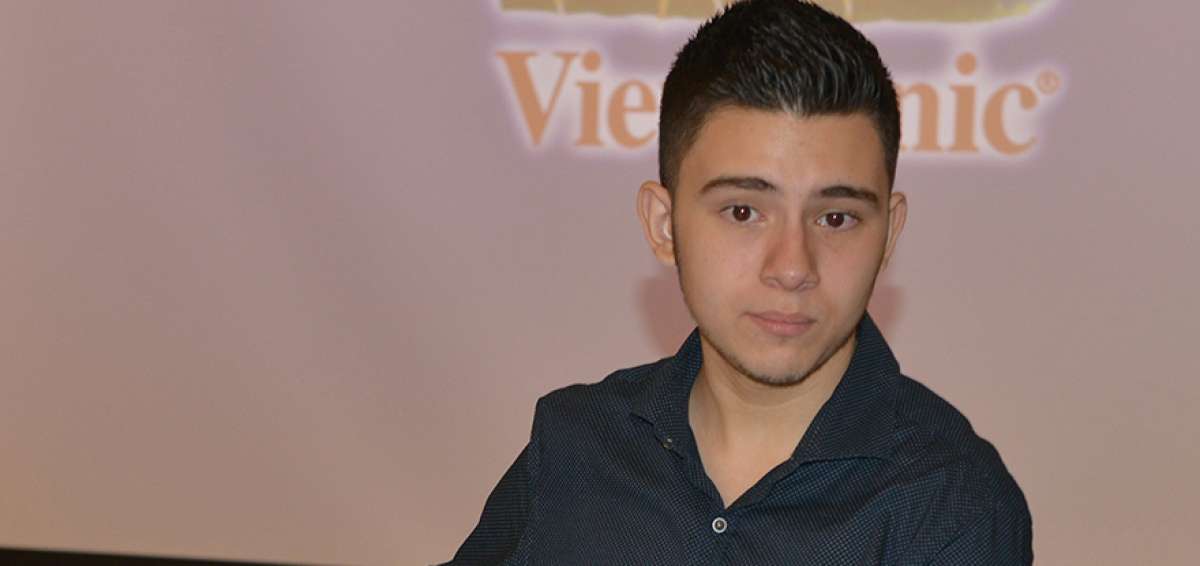 Andr&eacute;s Hern&aacute;ndez lleva la bomba con un cable que va del abdomen a un controlador externo y a bater&iacute;as.  