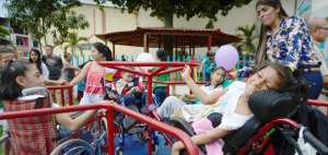 Sonriente, as&iacute; estuvo por m&aacute;s de una hora la peque&ntilde;a Valeska M&aacute;rquez (d), quien visit&oacute; el primer parque inclusivo de Manta en su inauguraci&oacute;n.