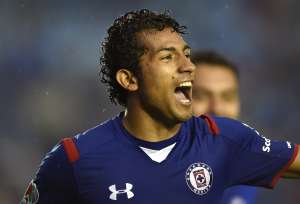 Joao Rojas anot&oacute; el segundo gol del Cruz Azul, equipo que logr&oacute; su segunda victoria del torneo. Foto: AFP