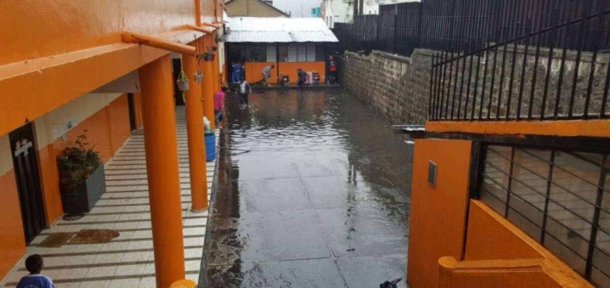 Lluvias provocaron inundaci&oacute;n en una escuela de la capital