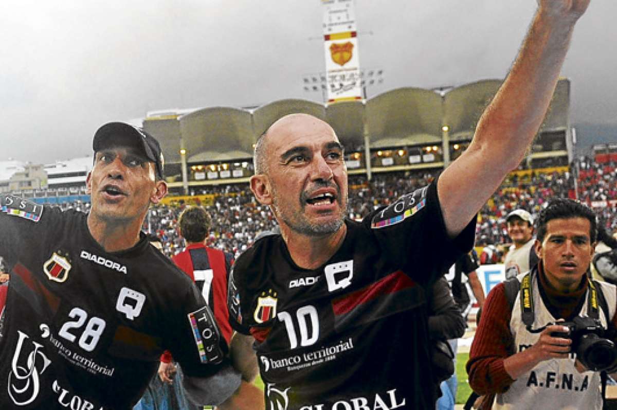 El expresidente de Deportivo Quito Santiago Rivadeneira  (derecha) festeja en la cancha del estadio Ol&iacute;mpico Atahualpa el campeonato de 2009. Foto: Archivo / El Tel&eacute;grafo