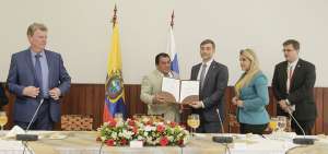 El parlamentario Serguei Zheleznyak y la vicedirectora de Relaciones  Exteriores, Valeria Gorokhova, recibieron el convenio entre Ecuador y Rusia.