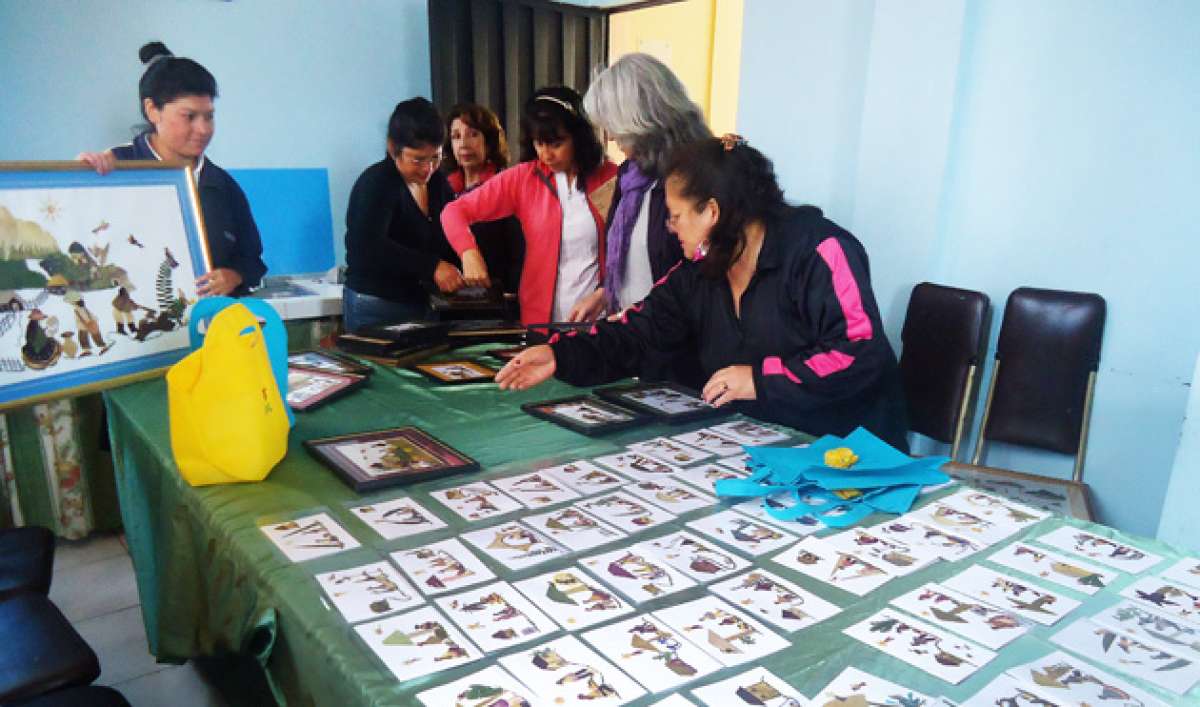 Los maestros les ayudan con los dise&ntilde;os y con la promoci&oacute;n de estos art&iacute;culos en la ciudad de Riobamba. Foto: Elizabeth Maggi / para el tel&eacute;grafo