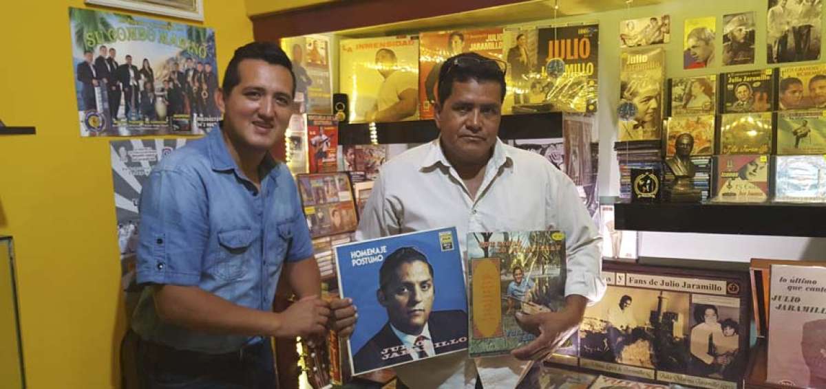 Gustavo Castro y V&iacute;ctor Hugo Arce fueron parte del II Encuentro de Coleccionistas y Fans de Julio Jaramillo. La actividad concluye hoy en el cementerio.