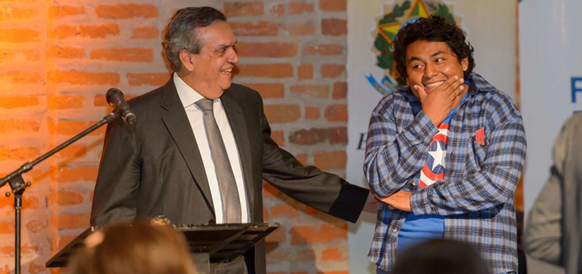 El embajador de Brasil, Carlos Alfredo Lazary, junto con el artista guayaquile&ntilde;o Juan Carlos Vargas, quien gan&oacute; en la categor&iacute;a Premio Beca de Viaje.