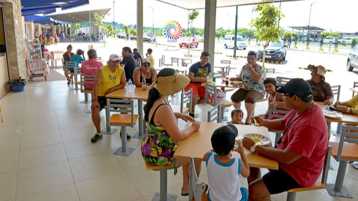 Las personas que  se dirigen a Playas y Salinas son los principales visitantes de los 50 espacios comerciales del lugar. Foto: Jos&eacute; Mor&aacute;n | El Tel&eacute;grafo