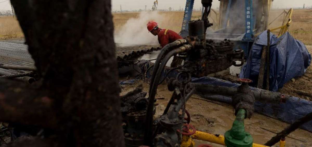 El precio del barril de petr&oacute;leo retrocede en Europa y queda a centavos de los $ 50
