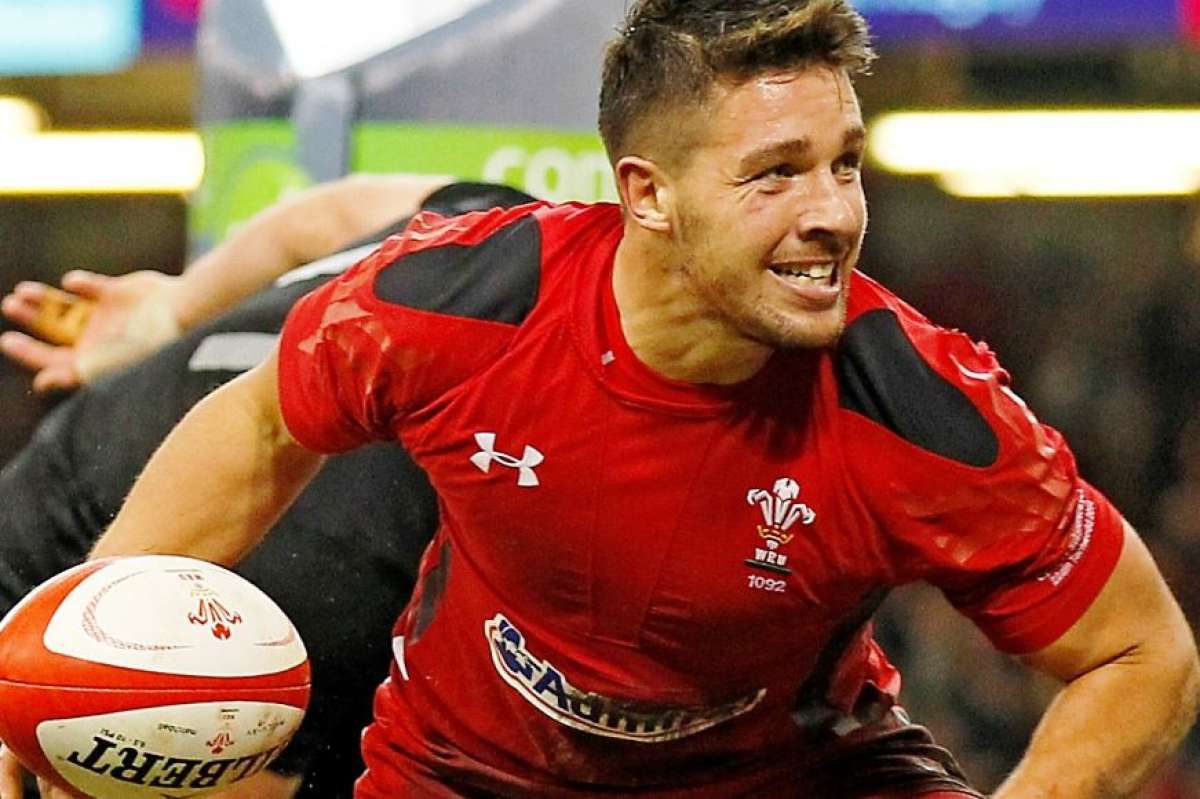Webb tuvo que ser retirado a la media hora de juego del partido de preparaci&oacute;n en Cardiff ante Italia. Foto: Internet