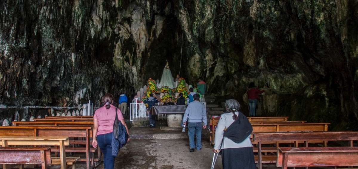 La gruta apenas tiene capacidad para unas 200 personas, por ello se construy&oacute; una iglesia con mayor espacio, en la parte superior, donde celebran misa en ocasiones especiales.