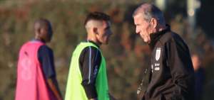 Uruguay se entrena con 23 jugadores a la espera de Su&aacute;rez, God&iacute;n y Cavani