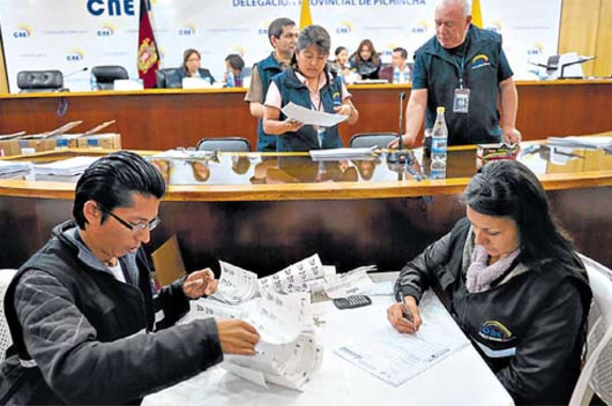 En la delegaci&oacute;n electoral de Pichincha, 100 personas trabajan en la revisi&oacute;n de los votos. Foto: Marco Salgado