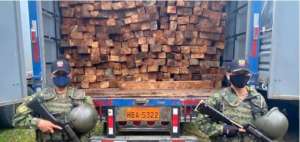 Autoridades retienen carga de tr&aacute;fico ilegal de madera en Sucumb&iacute;os