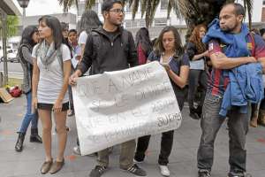 El a&ntilde;o pasado, un grupo de estudiantes de la Pontificia Universidad Cat&oacute;lica del Ecuador (PUCE) protest&oacute; por el alza de matr&iacute;culas. Archivo / El Tel&eacute;grafo