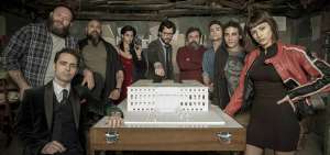 Los personajes de La casa de papel planifican el atraco a la F&aacute;brica de Moneda y Timbre en una villa abandonada donde estar&aacute;n recluidos por 6 meses.