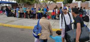 Miles de venezolanos se agolpan en los controles fronterizos de Huaquillas.