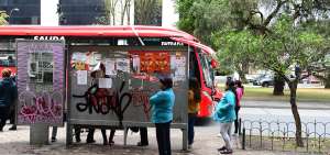 Las casetas de la parada de buses de la avenida Solano y 12 de Abril, en Cuenca, han sido da&ntilde;adas con pintura y propaganda.