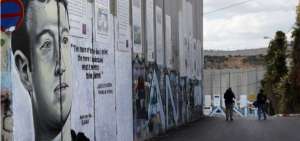 Un graffiti del fundador de Facebook, Mark Zuckerberg, en la barrera que separa Bel&eacute;n de Jerusal&eacute;n.