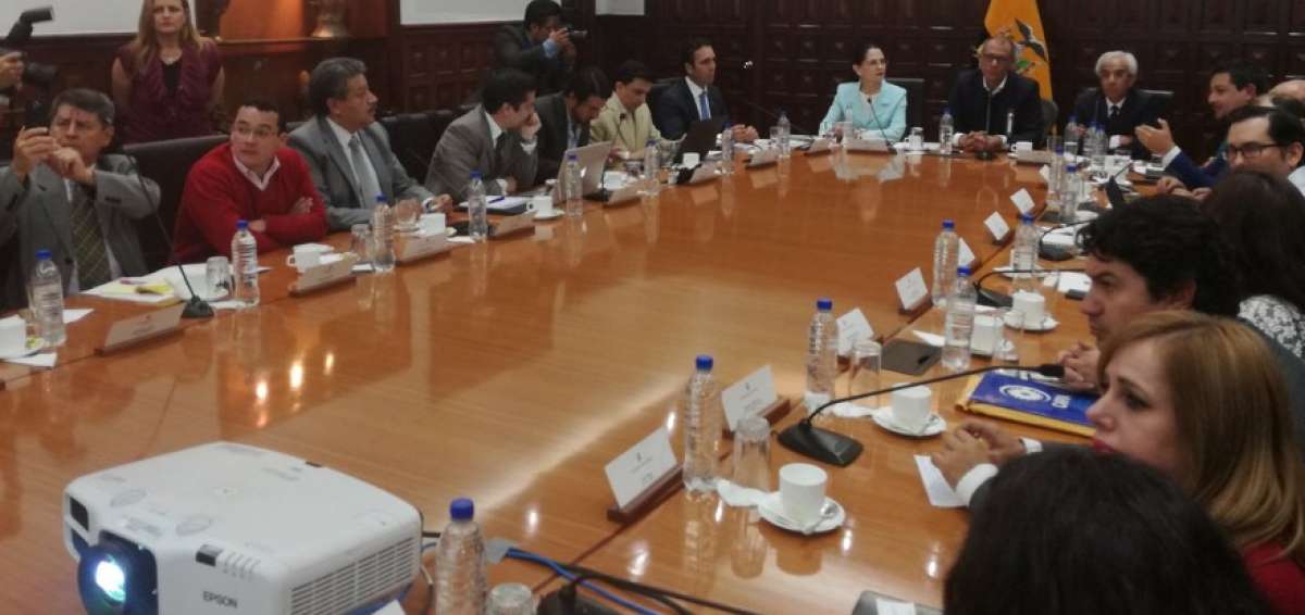 Vicepresidente se re&uacute;ne con miembros de c&aacute;maras de la Peque&ntilde;a y Mediana Empresa