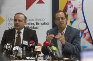 Richard Espinosa (i), ministro coordinador de la Producci&oacute;n; y David Acurio, del Ministerio de Salud, explicaron las medidas que se pondr&aacute;n en marcha. Foto: Fernando Sandoval/El Tel&eacute;grafo