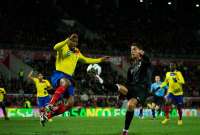 Antonio Valencia y Cristiano Ronaldo, en un duelo entre Ecuador y Portugal en febrero de 2013.