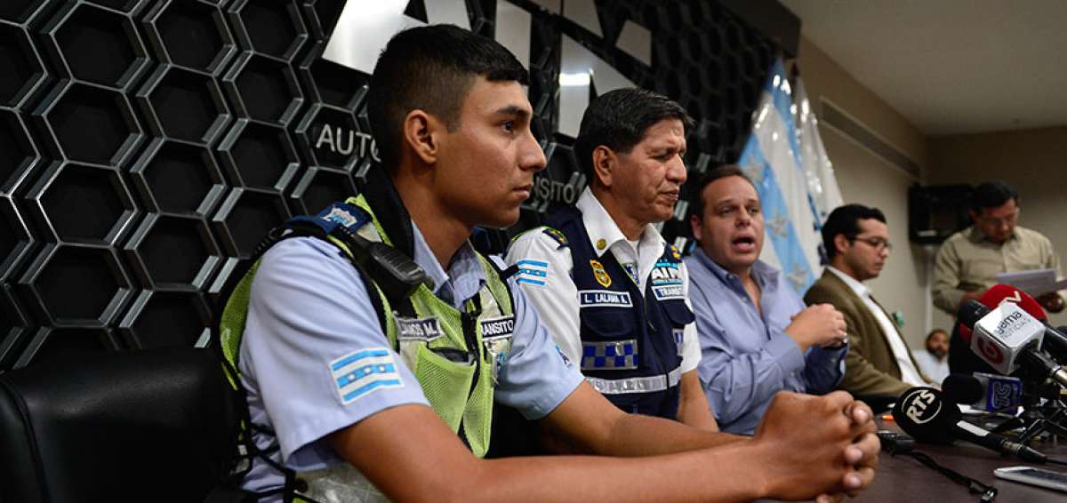 Luis Lalama (centro), comandante de la ATM, y el agente &Eacute;rick &Aacute;lamos (izquierda) no se pronunciaron sobre el hecho ocurrido el s&aacute;bado pasado.